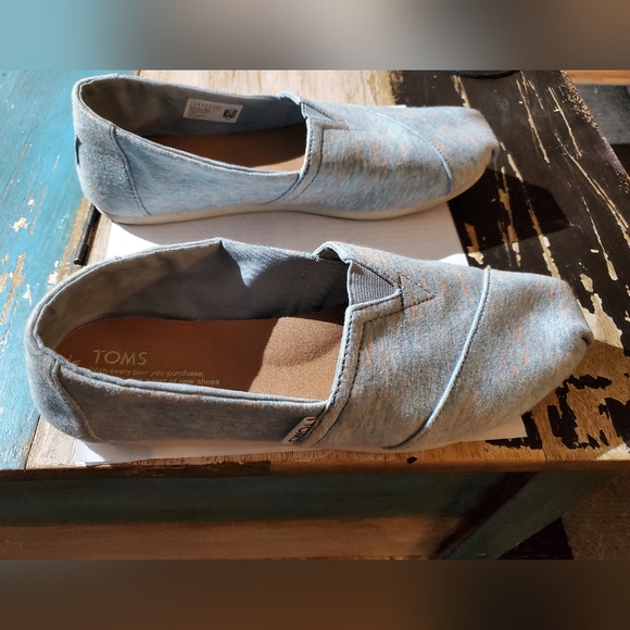 1 pair of Toms ladies shoes - Picture 3 of 7